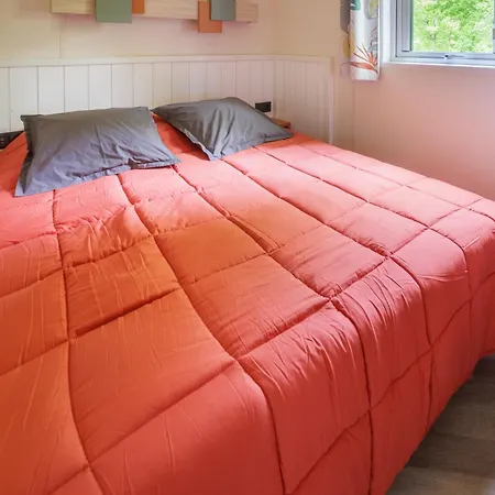La Clairière - écolieu de vacances Lamothe-Fenelon Chambre photo